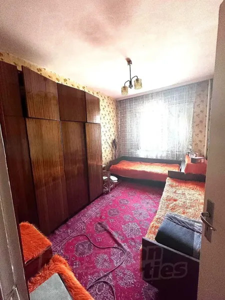 Spacious 3-Bedroom Apartment in Stara Zagora Center - For Sale - Image 5