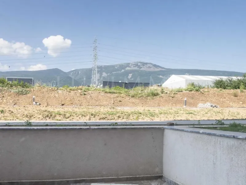 Spacious Apartment with Mountain Views & Garden Terrace - Image 4