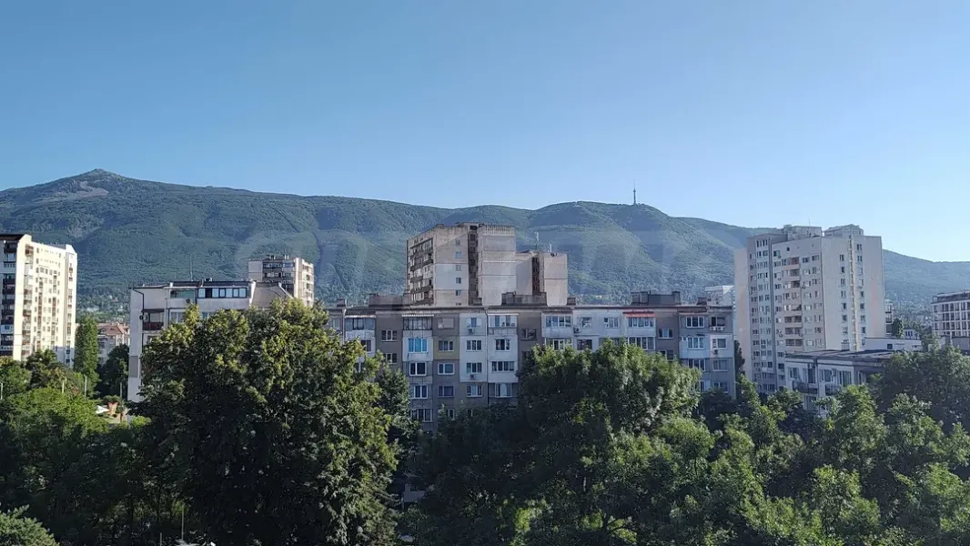 Spacious 3-Bedroom Apartment in Backeston, Sofia - Image 1