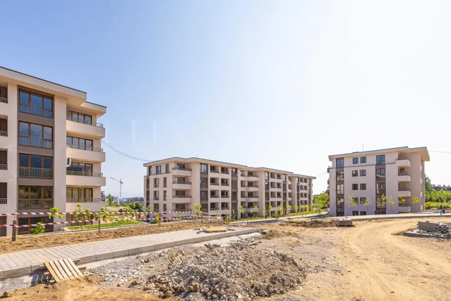 Spacious Apartment with Mountain Views & Garden Terrace - Image 5