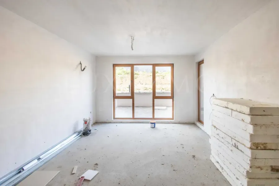 Spacious Apartment with Mountain Views & Garden Terrace - Image 2