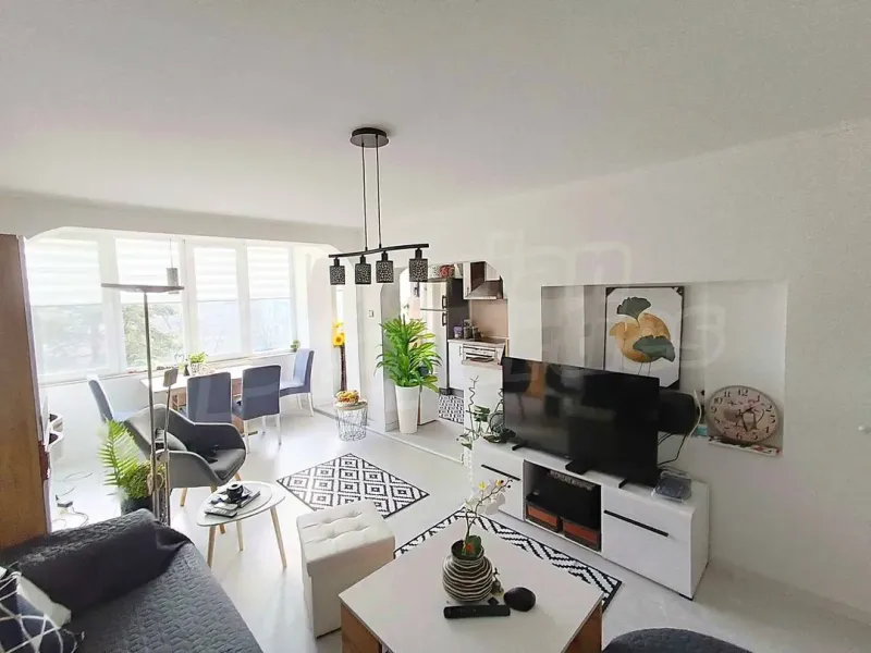 Spacious, Renovated Varna Apartment with Stunning Sea Views - Image 4