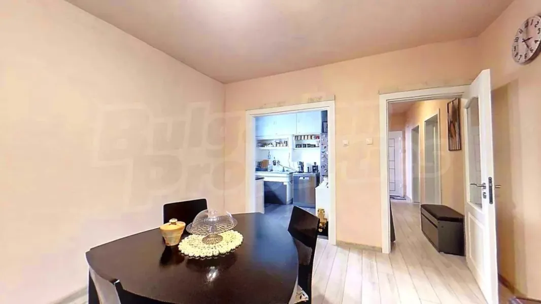 Spacious 3-Bedroom Brick Apartment Near Stara Zagora Schools - Image 4
