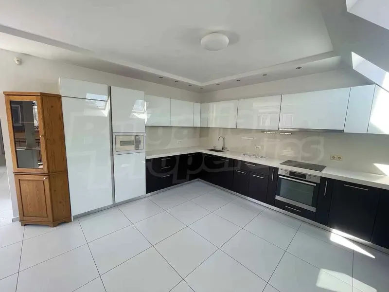Spacious 3-Bedroom Apartment in Varna's Heart – Modern Living - Image 1