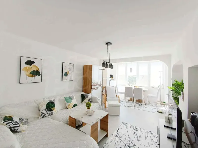 Spacious, Renovated Varna Apartment with Stunning Sea Views - Image 2