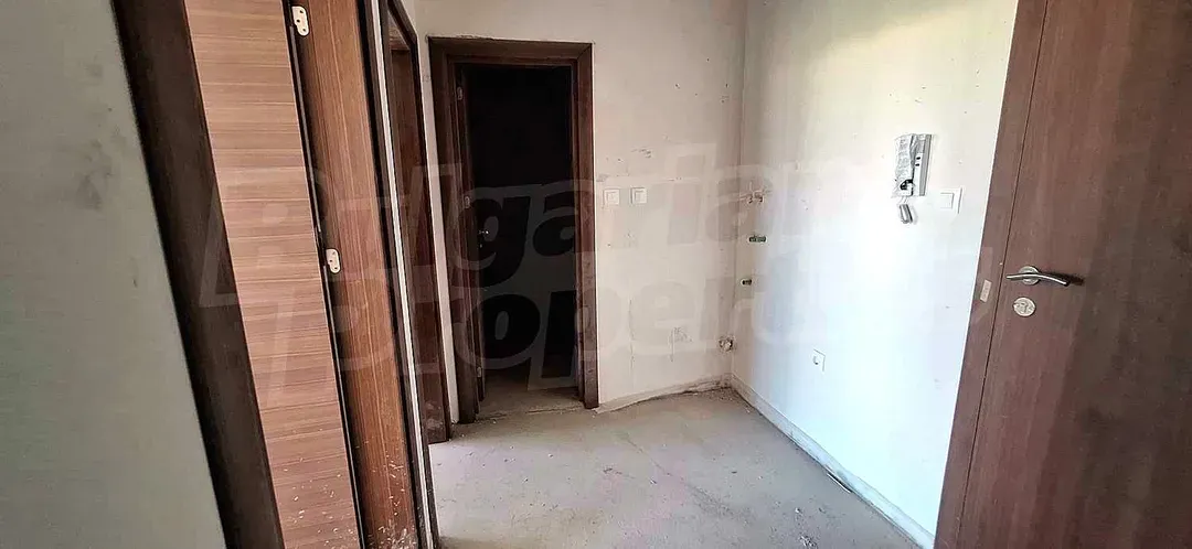 Spacious 2-Bed Apartment in Trakia, Plovdiv - Act 16 - Image 4