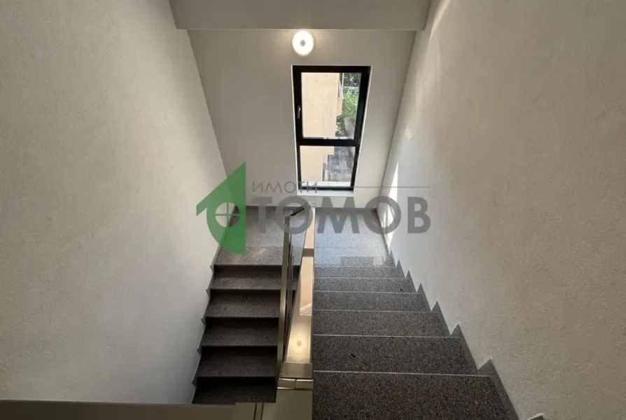 Spacious 3-Bedroom Apartment Near Park in Stara Zagora - Image 2
