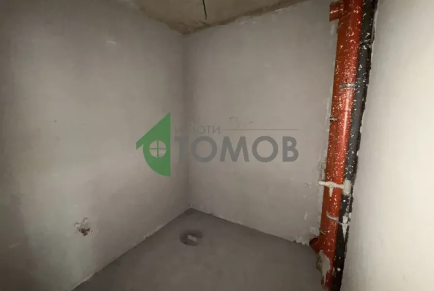 Spacious 4-Bedroom Apartment in Secure Azimov Complex, Stara Zagora - Image 2