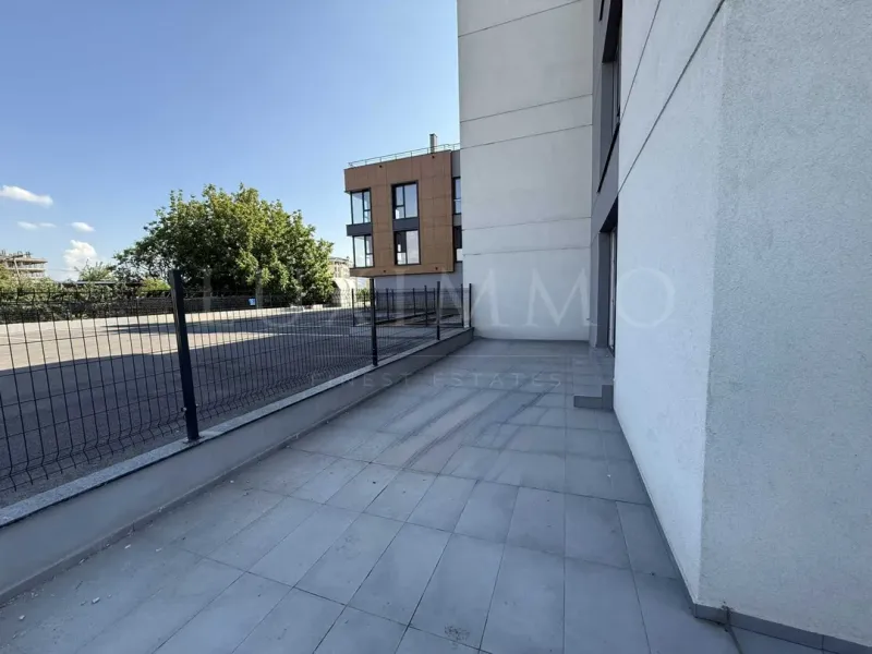 Spacious Ground Floor Apartment with Veranda in Plovdiv - Image 4