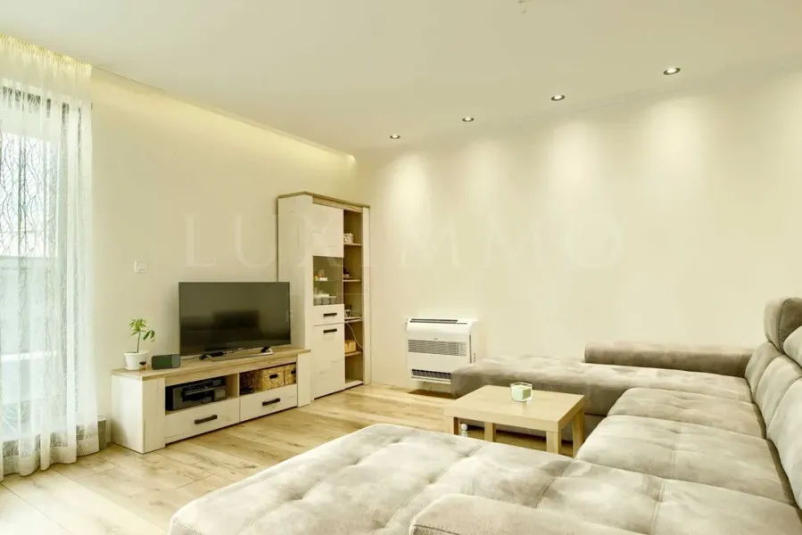 Spacious, Fully Furnished Apartment with Mountain Views - Image 1