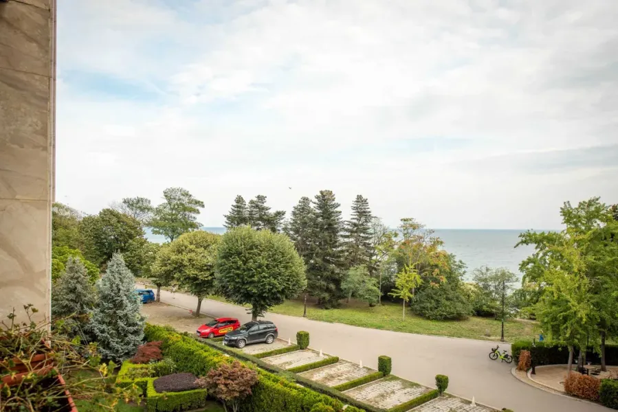 Sea Garden Varna: Luxurious 1-Bedroom Apartment with Sea View - Image 5