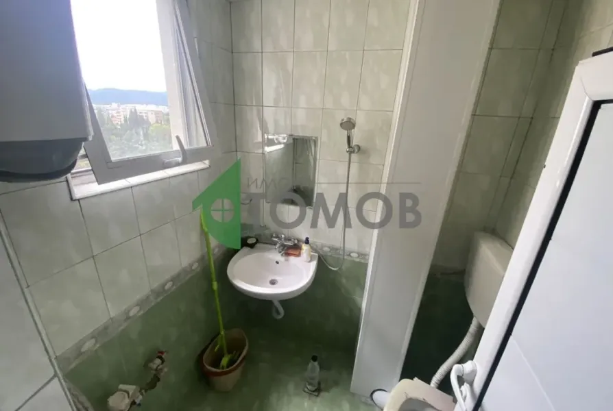 Spacious Three-Bedroom Apartment with Stunning City Views. - Image 1