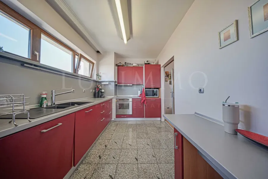 Spacious, Fully Furnished Apartment with Stunning City Views - Image 2