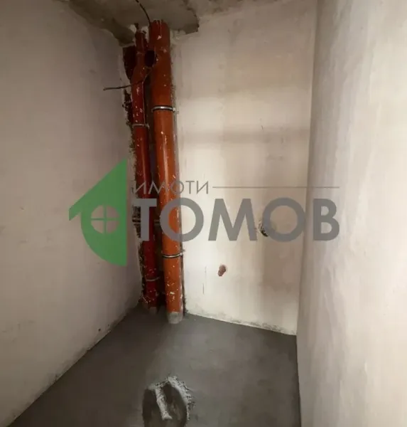 Spacious 4-Bedroom Apartment in Secure Azimov Complex, Stara Zagora - Image 1