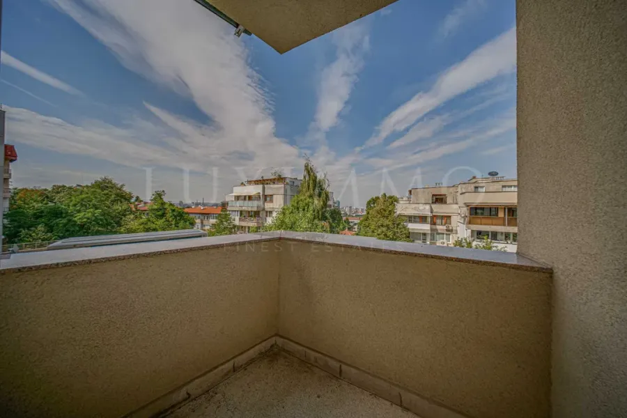 Spacious 2-Bed Apartment w/ Garage Near Marinela Hotel, Sofia - Image 2
