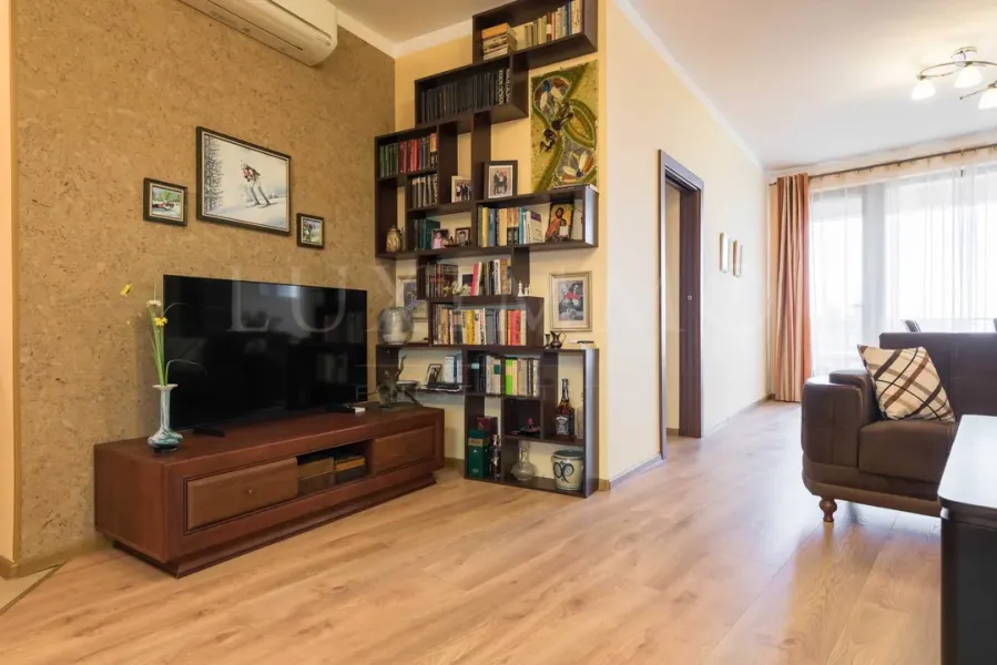Sea Garden Varna: Luxurious 1-Bedroom Apartment with Sea View - Image 1