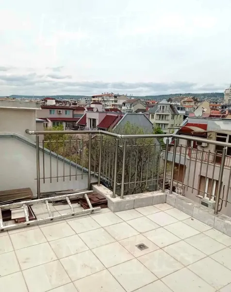 Spacious Fully Furnished Apartment with Panoramic Terrace in Varna - Image 1
