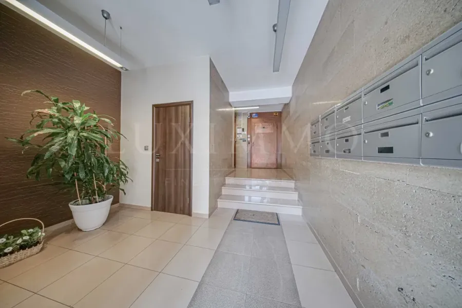 Spacious 2-Bed Apartment w/ Garage Near Marinela Hotel, Sofia - Image 5