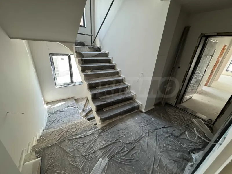 Spacious Three-Bedroom Apartment with Sea View in Varna - Image 4