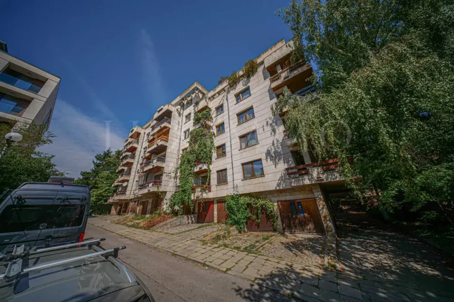 Stylish Apartment in Sofia with Garden & Modern Amenities - Image 2