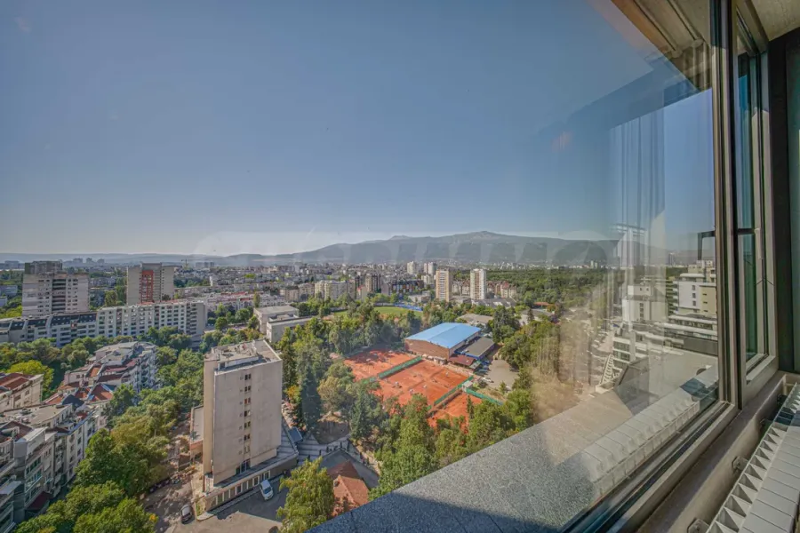 Luxurious Penthouse with Stunning Mountain Views - Image 4