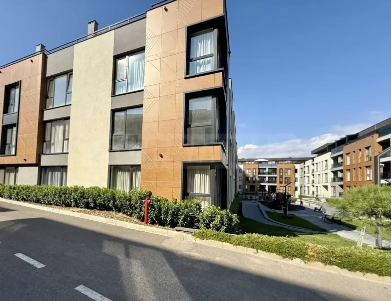 Spacious 3-Bedroom Apartment w/ Large Veranda - Image 3