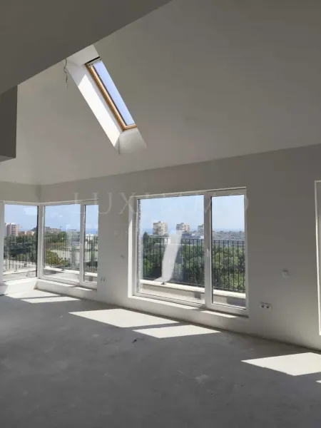 Spacious Penthouse with Terraces in Varna's Izgrev - Image 4