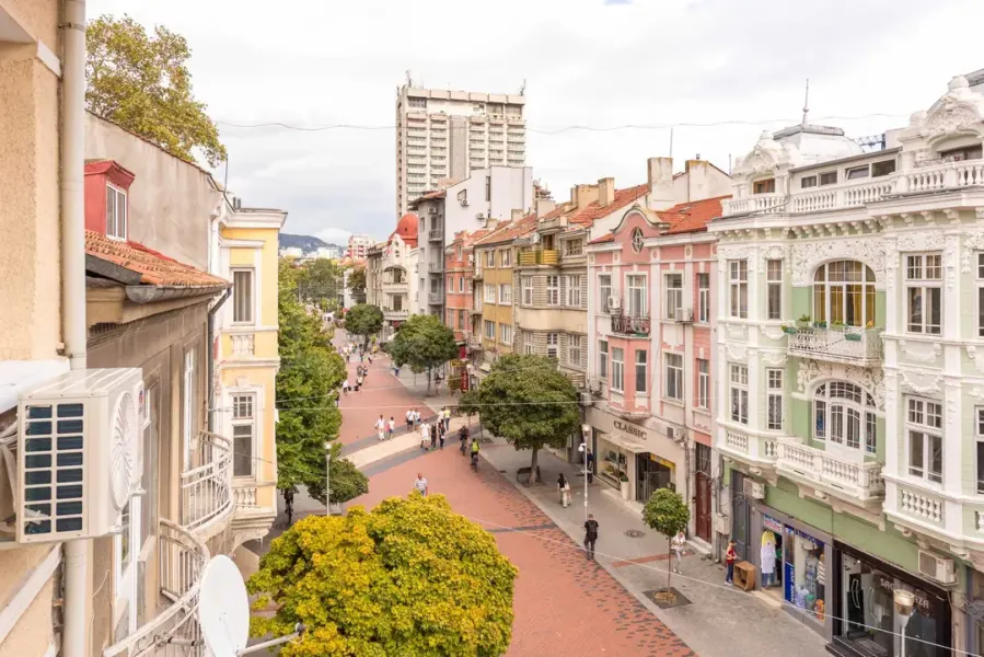 Spacious 3-Bedroom Apartment in Varna City Center - Image 5