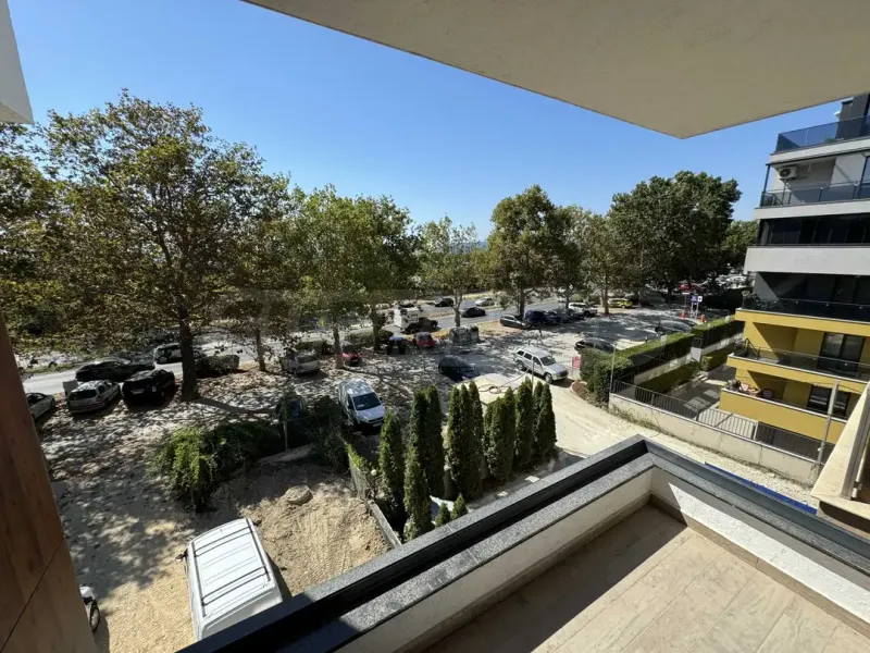 Spacious Three-Bedroom Apartment with Sea View in Varna - Image 3
