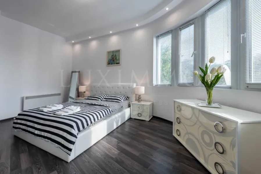 Spacious, Fully Furnished 2-Bedroom Apartment in Varna Center - Image 1