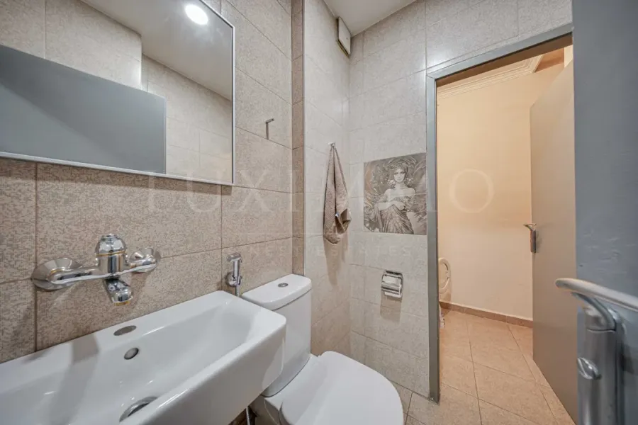 Spacious, Fully Furnished Apartment with Stunning City Views - Image 1