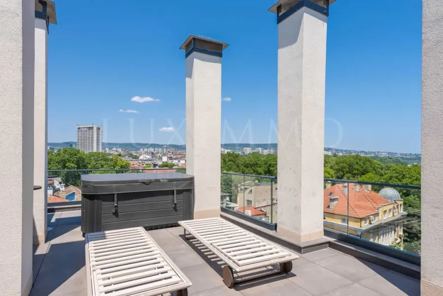 Luxury Varna Penthouse: Spa, Sea Views, & Style - Image 1