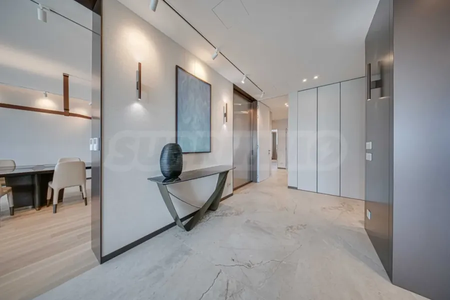 Luxurious Penthouse with Stunning Mountain Views - Image 5