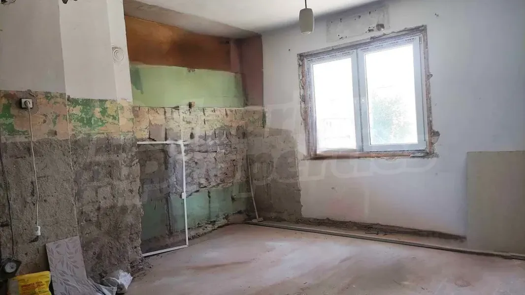 Spacious 3-Bedroom Apartment in Central Stara Zagora for Sale - Image 1