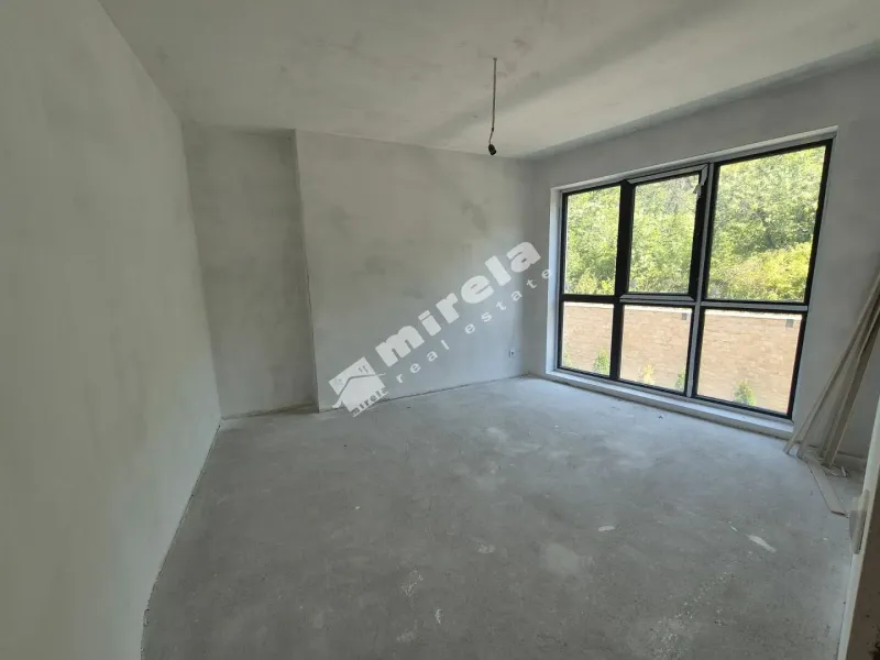 Spacious 3-Bedroom Apartment in Varna's Brz District - EUR 350,000 - Image 2