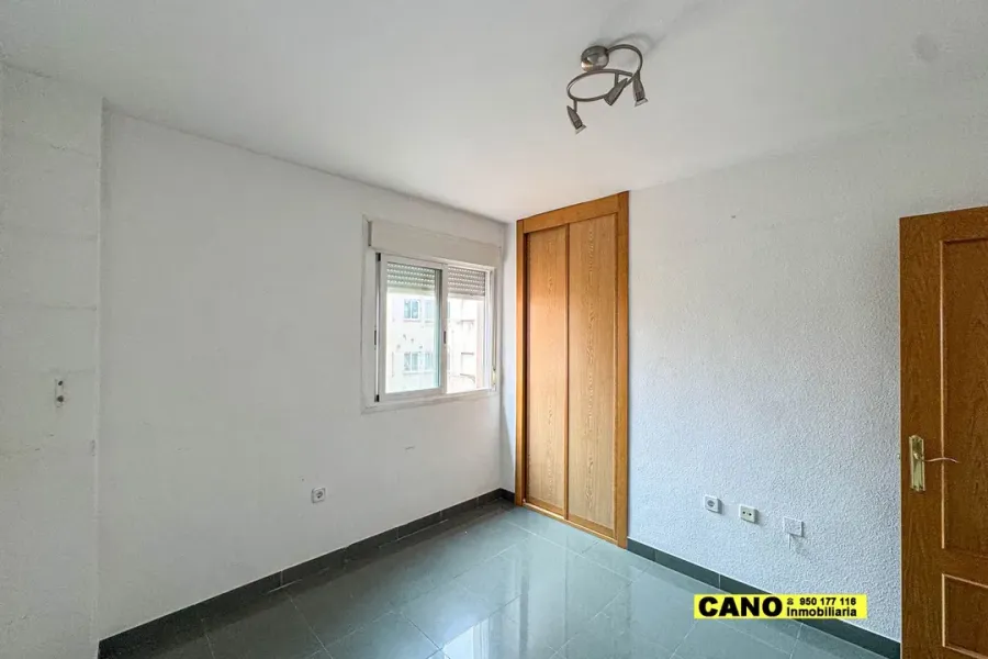 Spacious, Sunny Almería Apartment with Terrace and Garage - Image 2
