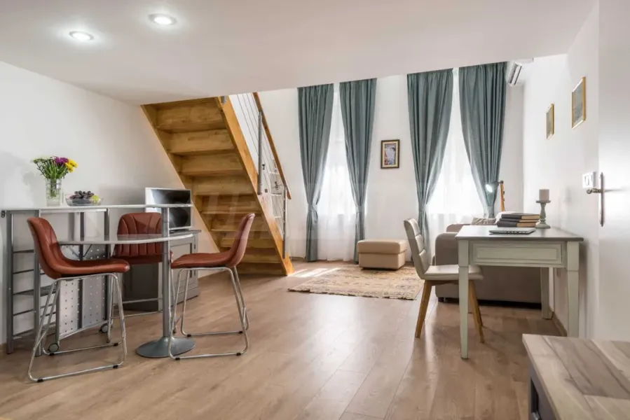 Spacious, Renovated Apartment in Varna's "Greek Quarter" - 3B/2B - Image 2