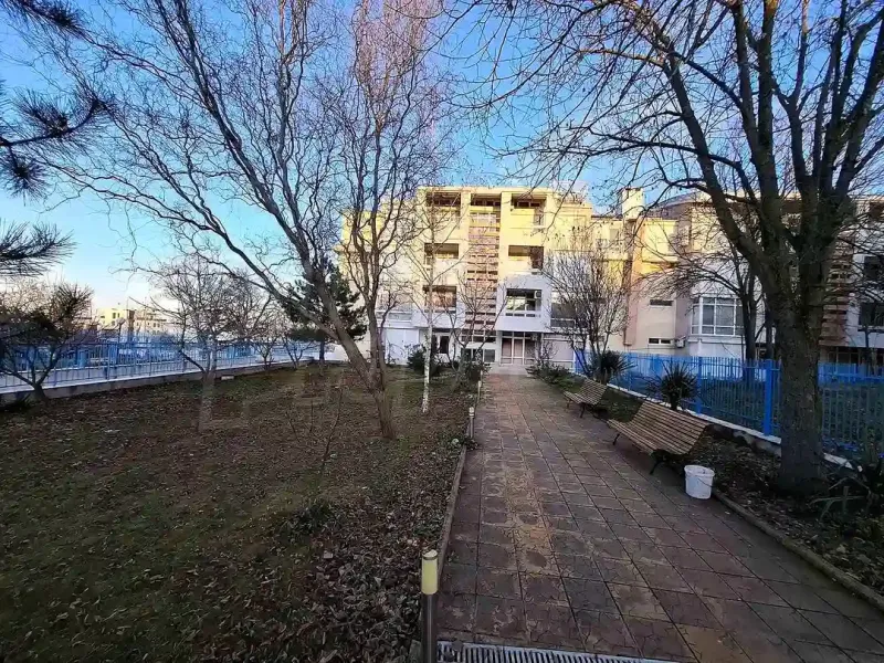 Fully furnished apartment with a private courtyard in Kranevo. - Image 1