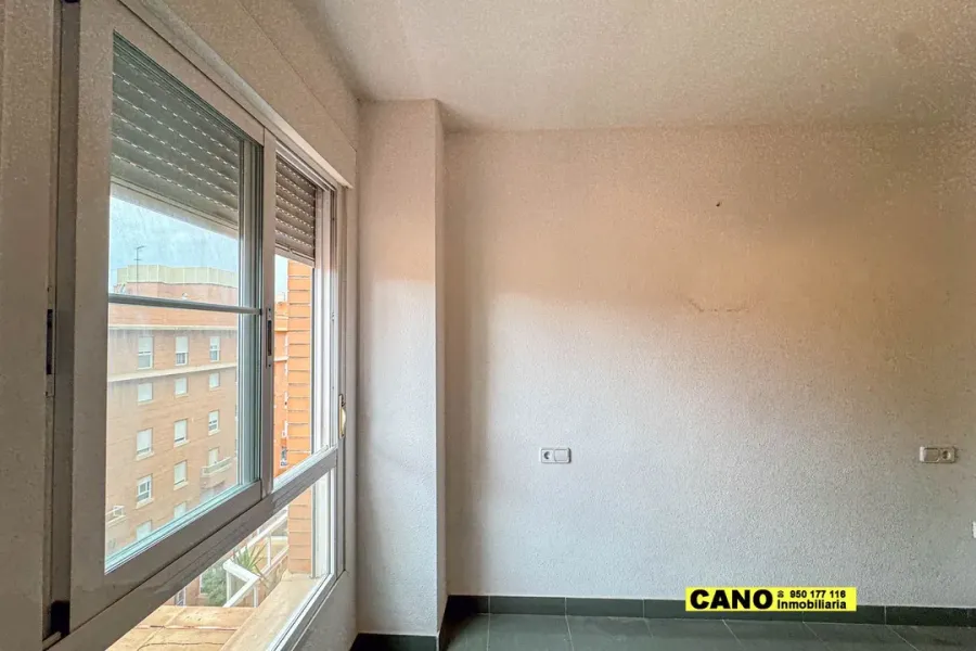 Spacious, Sunny Almería Apartment with Terrace and Garage - Image 5