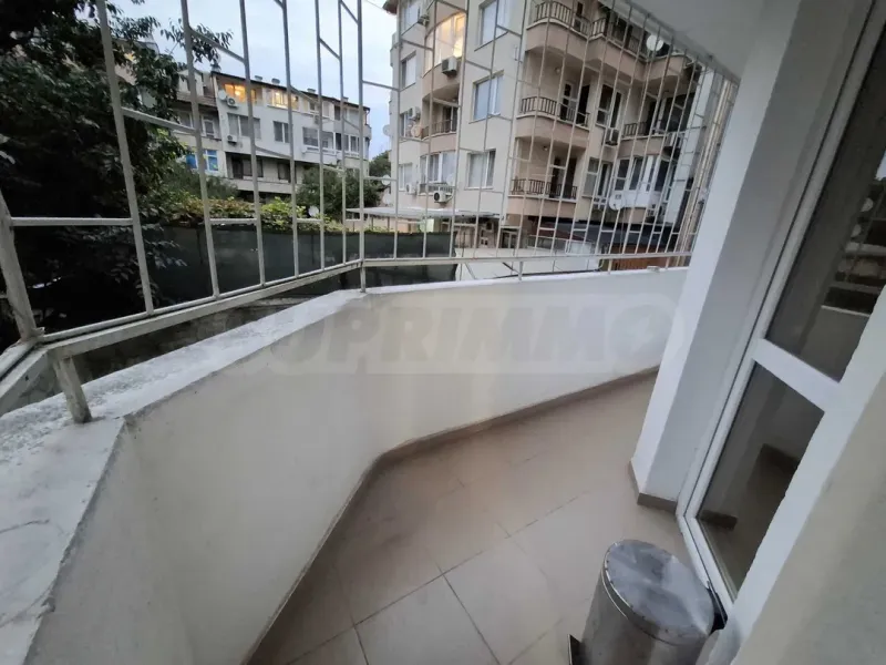 Bright & Functional 3-Bedroom Apartment in Varna's Kolchos Market - Image 3