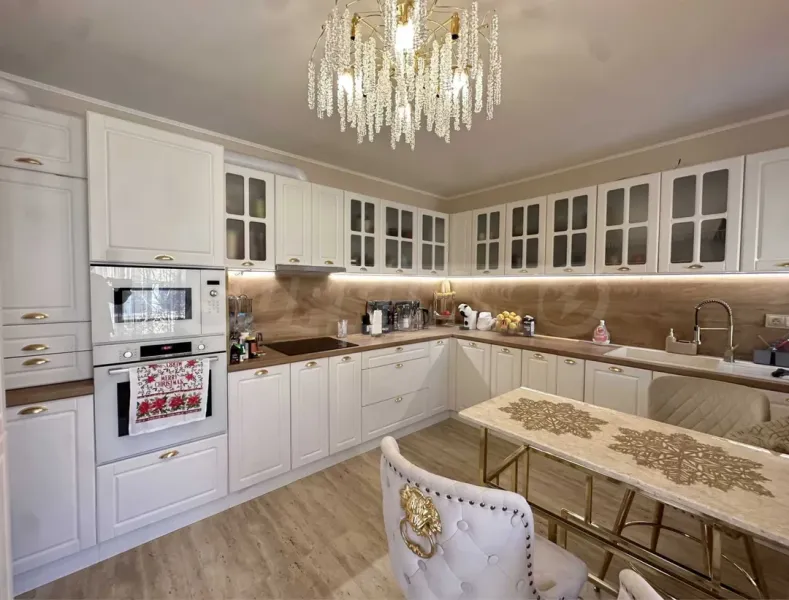 Spacious Panorama Apartment with Private Yard & Dual Parking - Image 1