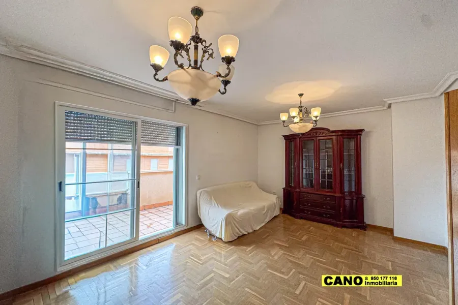 Spacious, Sunny Almería Apartment with Terrace and Garage - Image 4