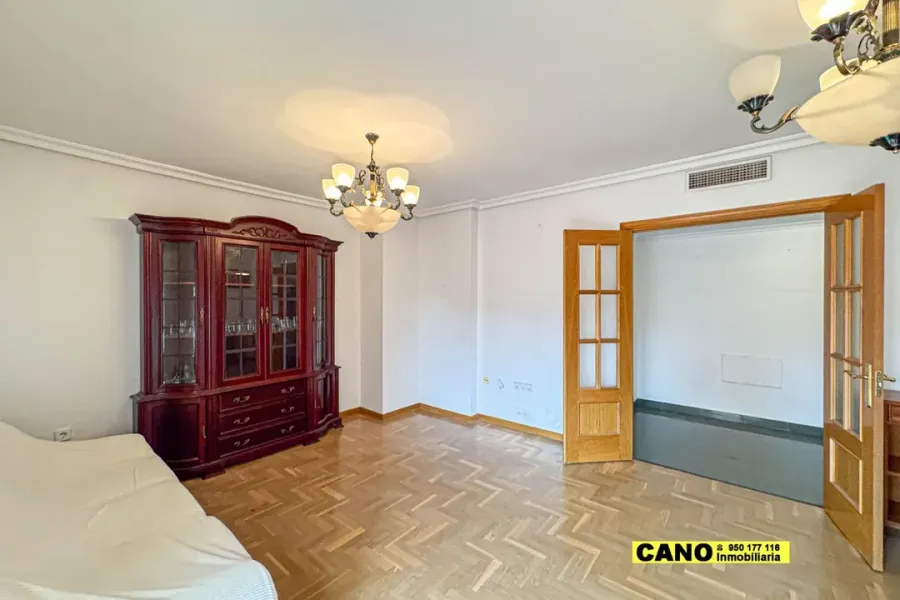 Spacious, Sunny Almería Apartment with Terrace and Garage - Image 1