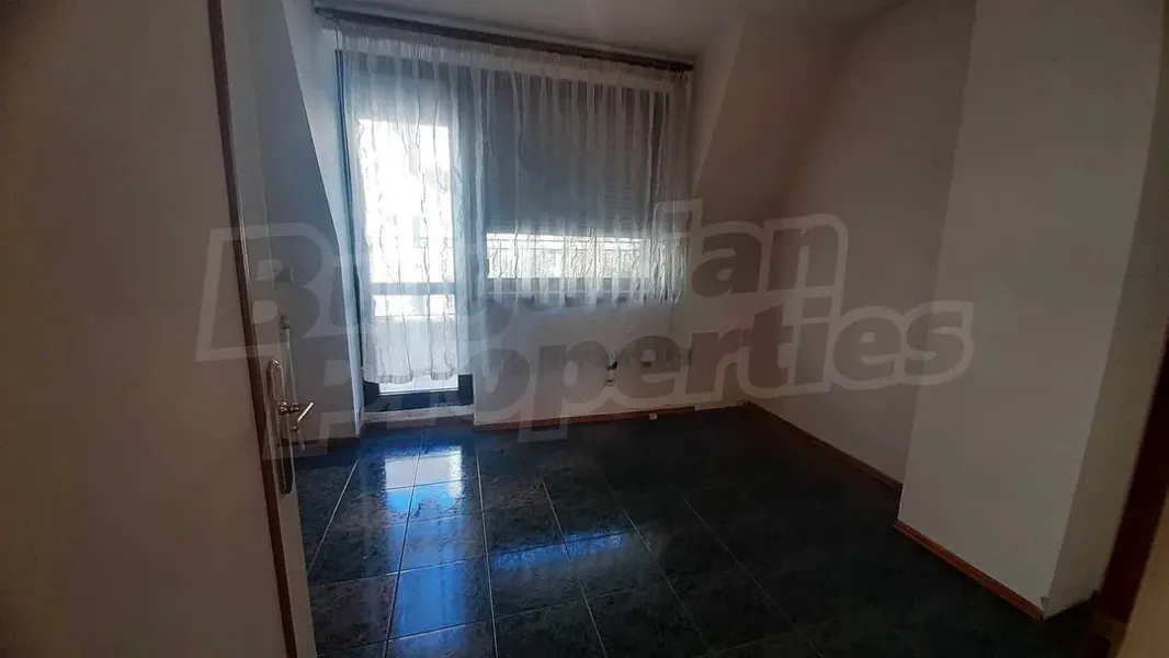 Spacious Duplex Apartment in Varna Near Hospital & University - Image 2