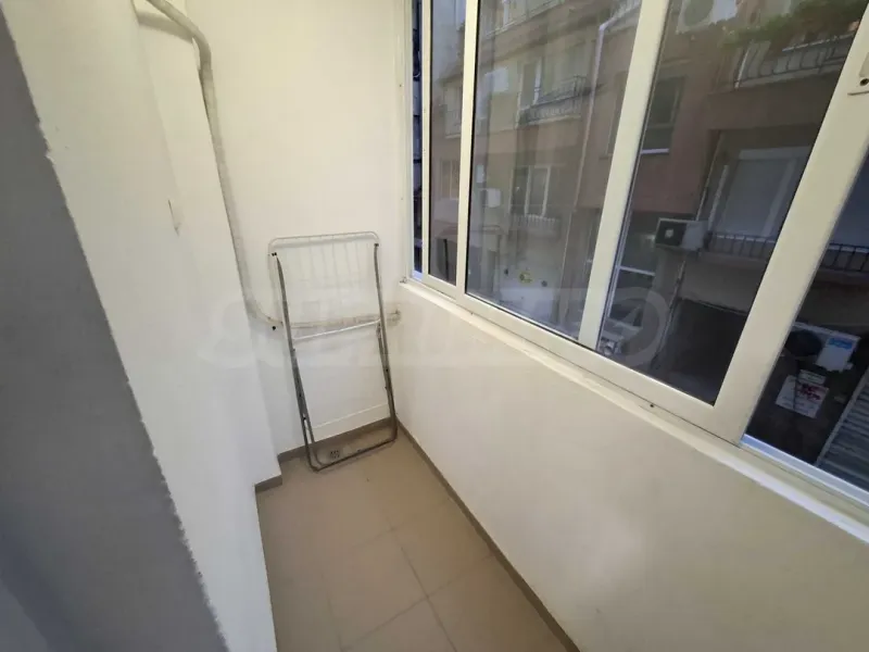 Bright & Functional 3-Bedroom Apartment in Varna's Kolchos Market - Image 2