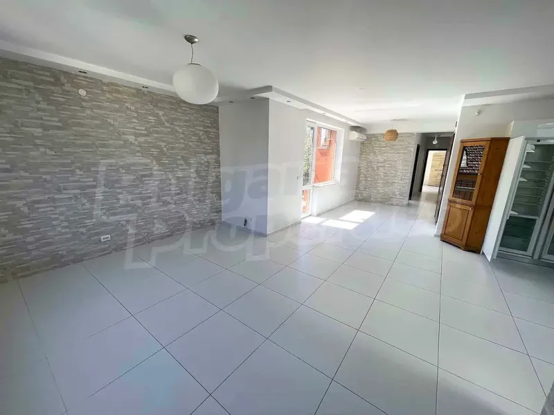 Spacious 3-Bedroom Apartment in Varna's Heart – Modern Living - Image 5