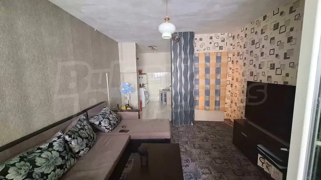 Spacious One-Bedroom Apartment in Varna Center - Act 16 - Image 3