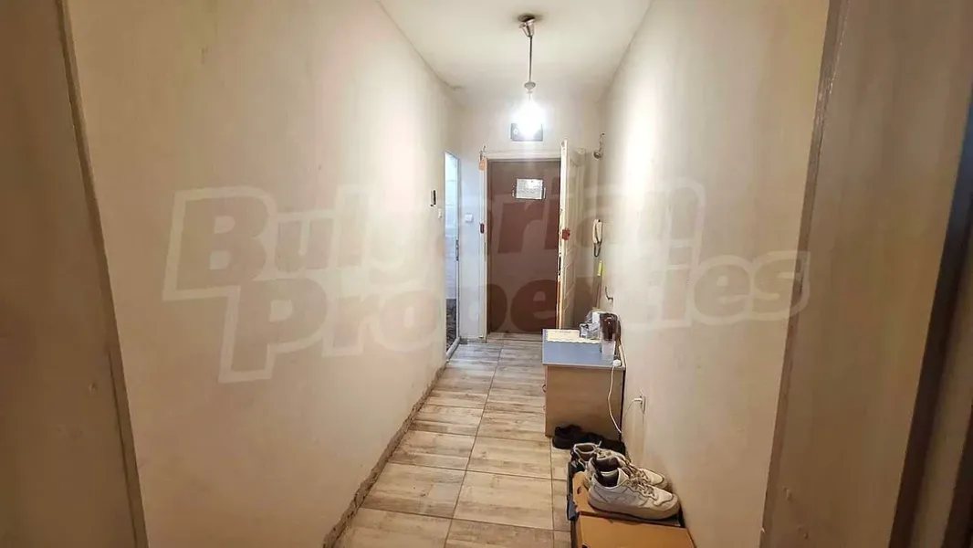 Spacious One-Bedroom Apartment in Varna Center - Act 16 - Image 2