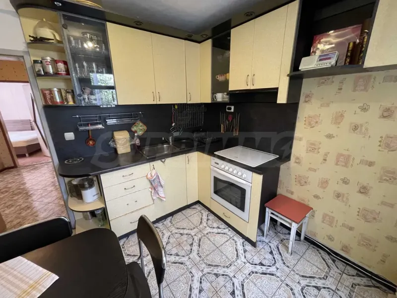 Spacious Varna Apartment with Garage & Terrace - Image 4