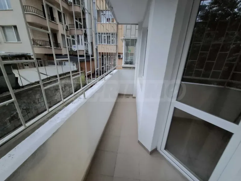 Bright & Functional 3-Bedroom Apartment in Varna's Kolchos Market - Image 4